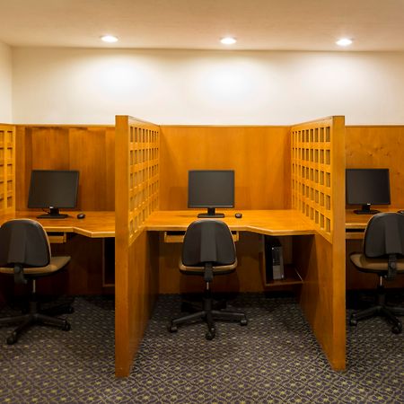 卡米诺雷亚尔瓜达拉哈拉酒店 萨波潘 外观 照片 The computer lab at the library