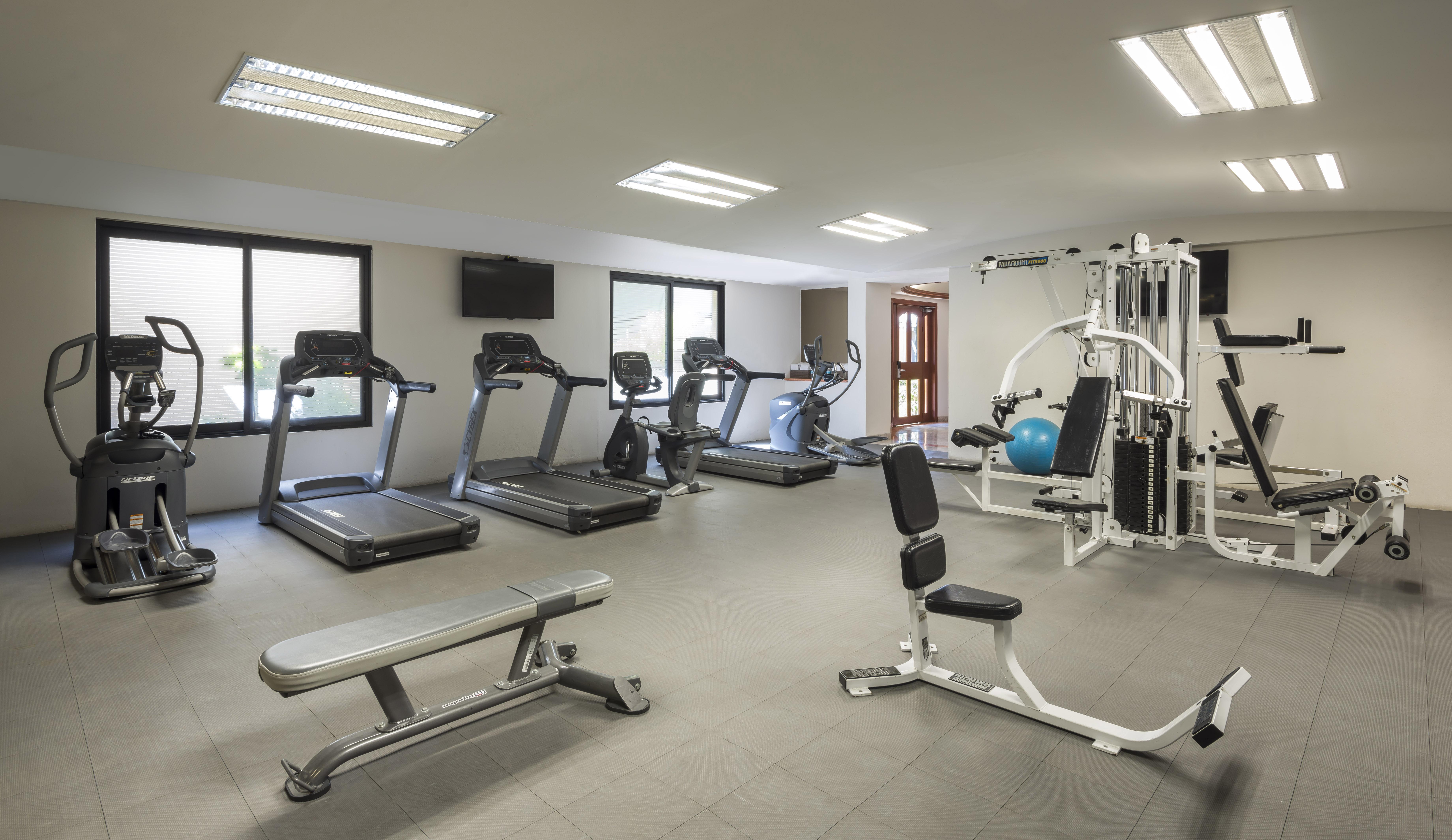 卡米诺雷亚尔瓜达拉哈拉酒店 萨波潘 外观 照片 The gym at the hotel