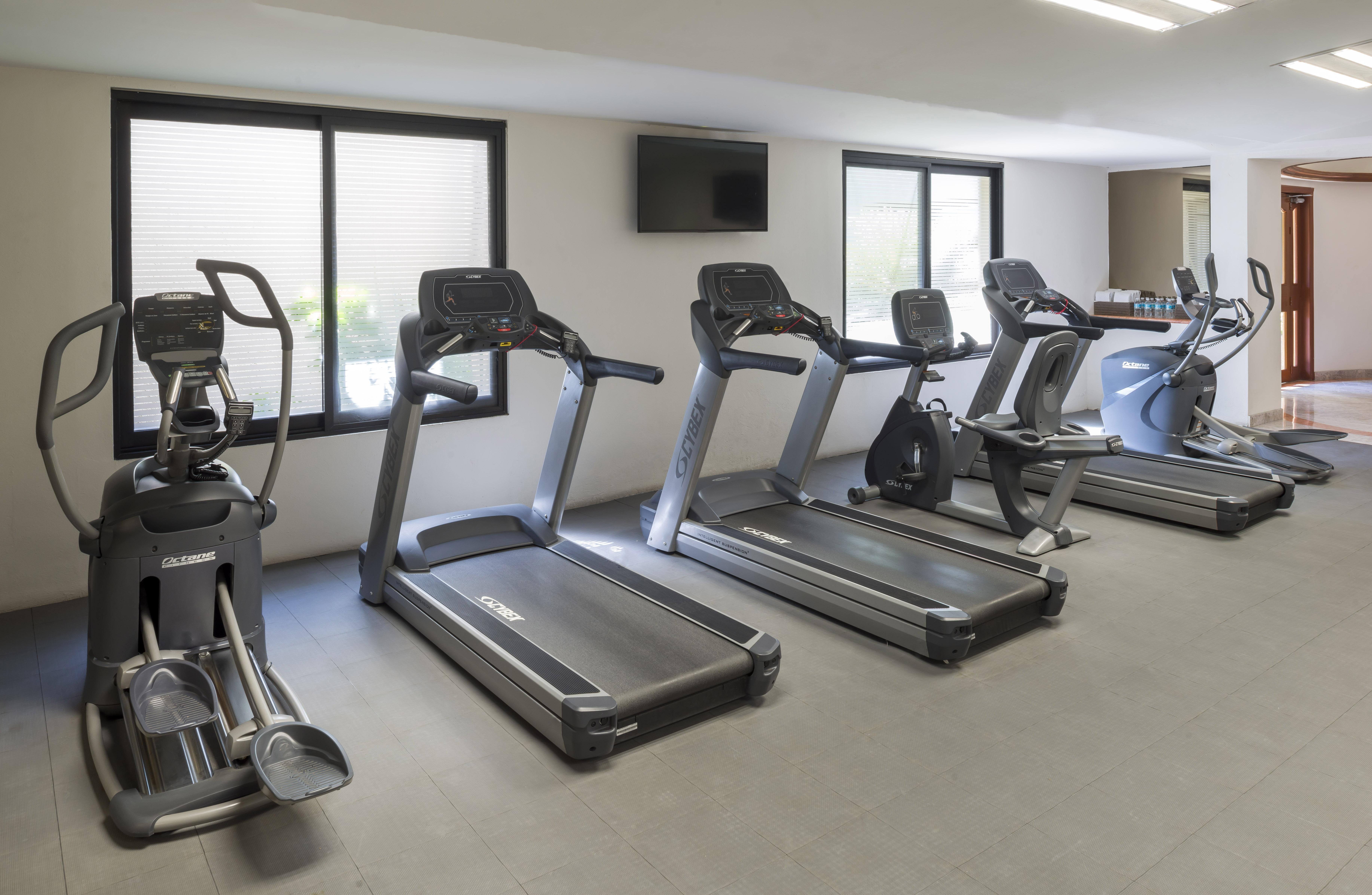 卡米诺雷亚尔瓜达拉哈拉酒店 萨波潘 外观 照片 A typical gym