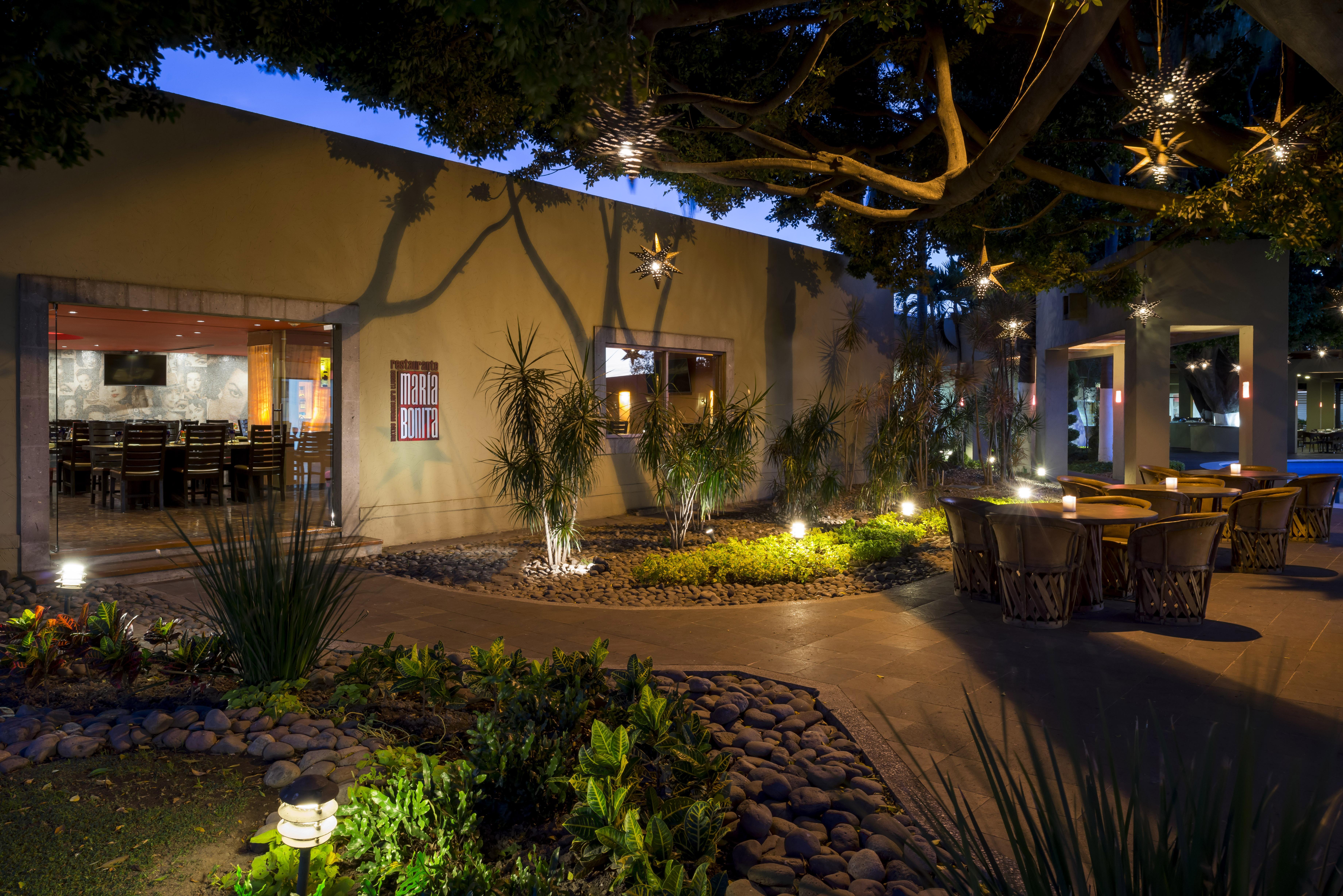 卡米诺雷亚尔瓜达拉哈拉酒店 萨波潘 外观 照片 The patio at the Hotel Indigo Scottsdale