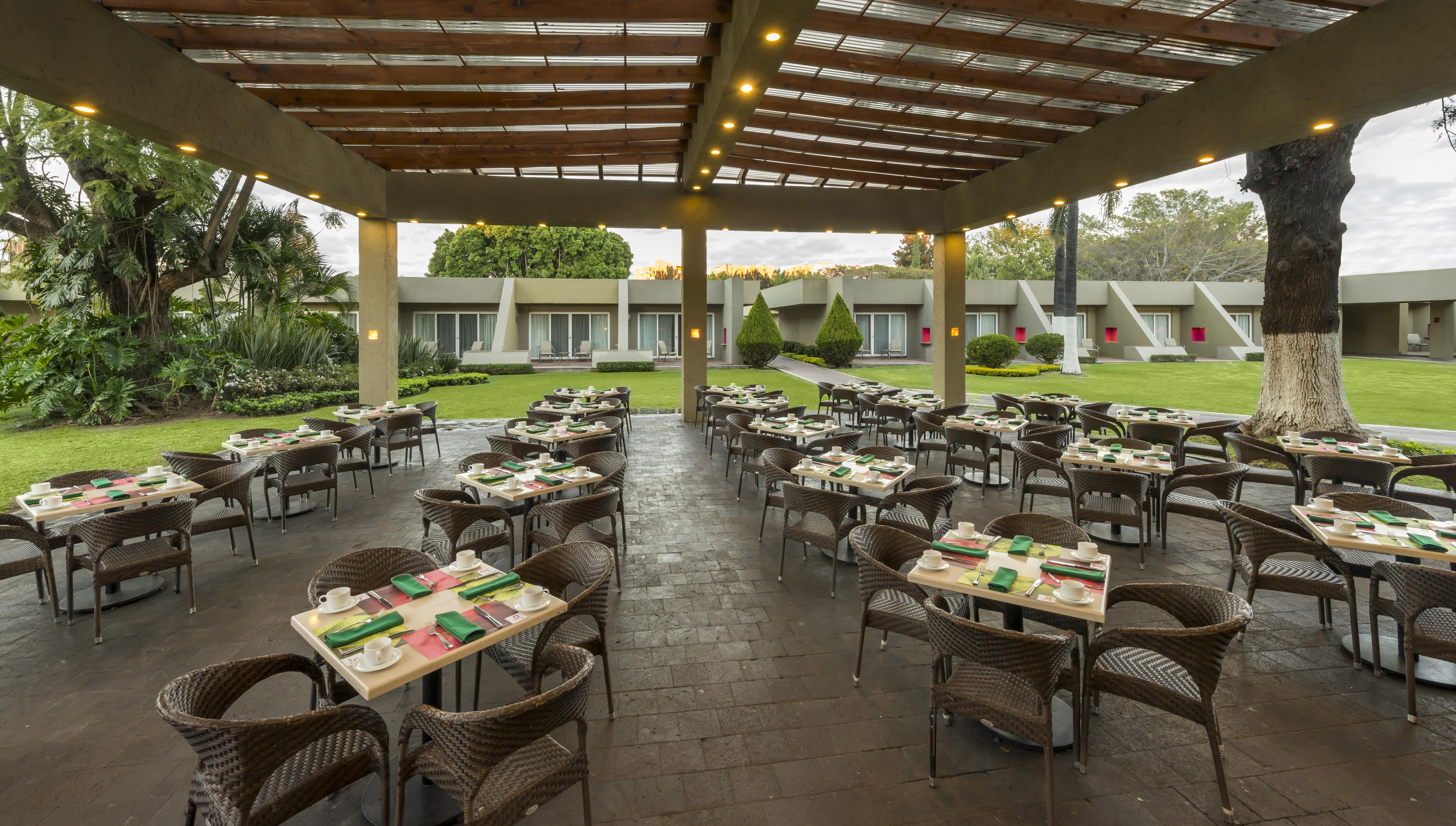 卡米诺雷亚尔瓜达拉哈拉酒店 萨波潘 外观 照片 The restaurant at the hotel