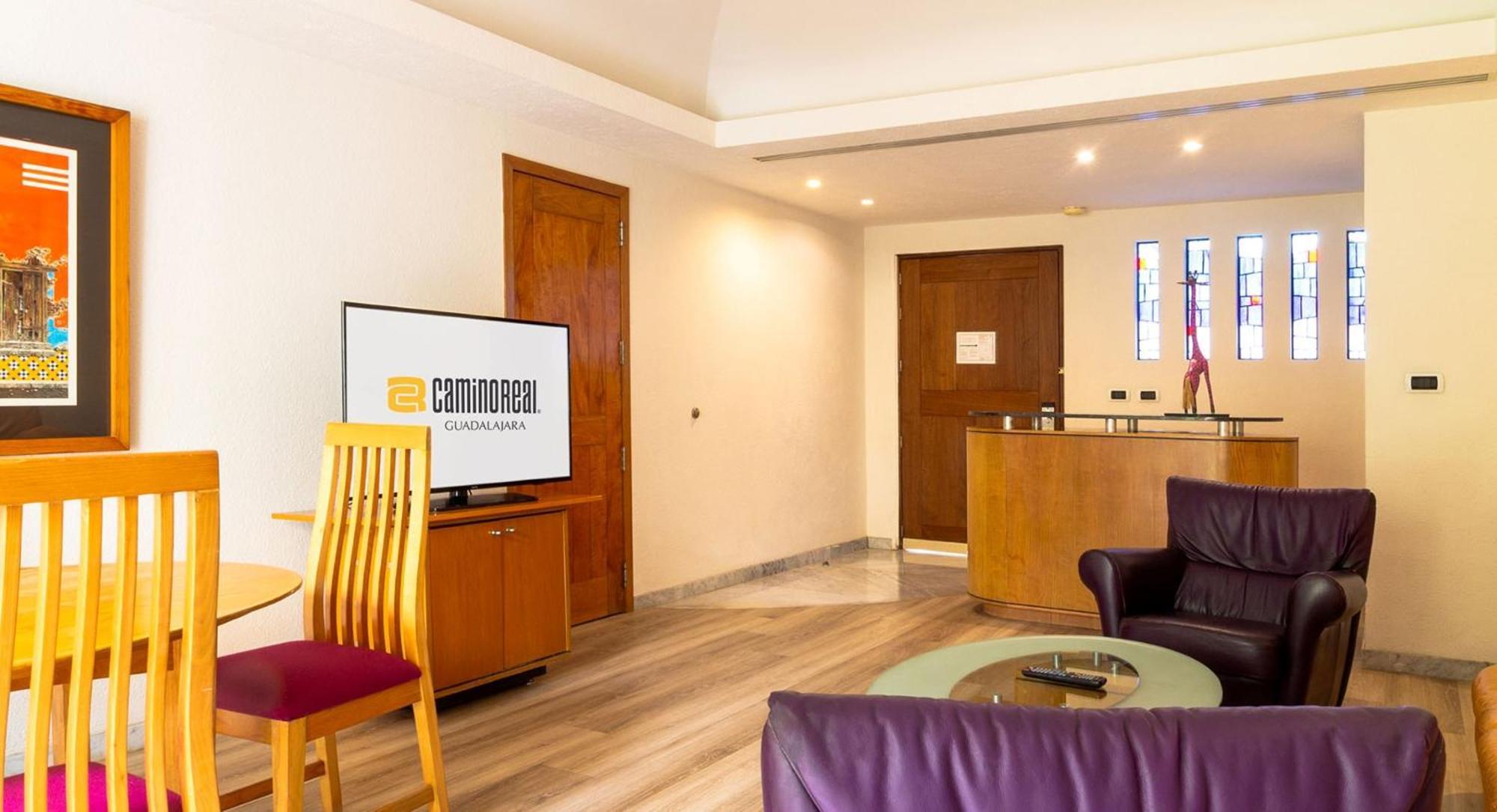 卡米诺雷亚尔瓜达拉哈拉酒店 萨波潘 外观 照片 A living room at Cinnamon Lakeside