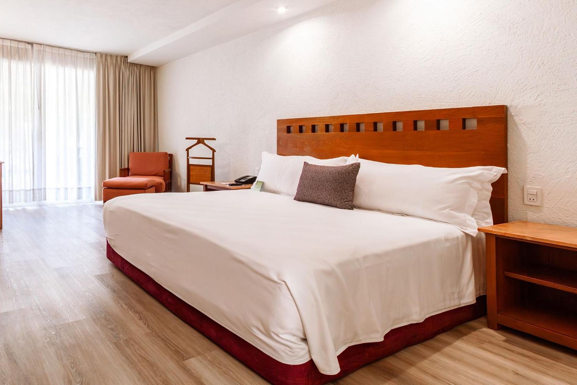 卡米诺雷亚尔瓜达拉哈拉酒店 萨波潘 外观 照片 A bedroom at the hotel