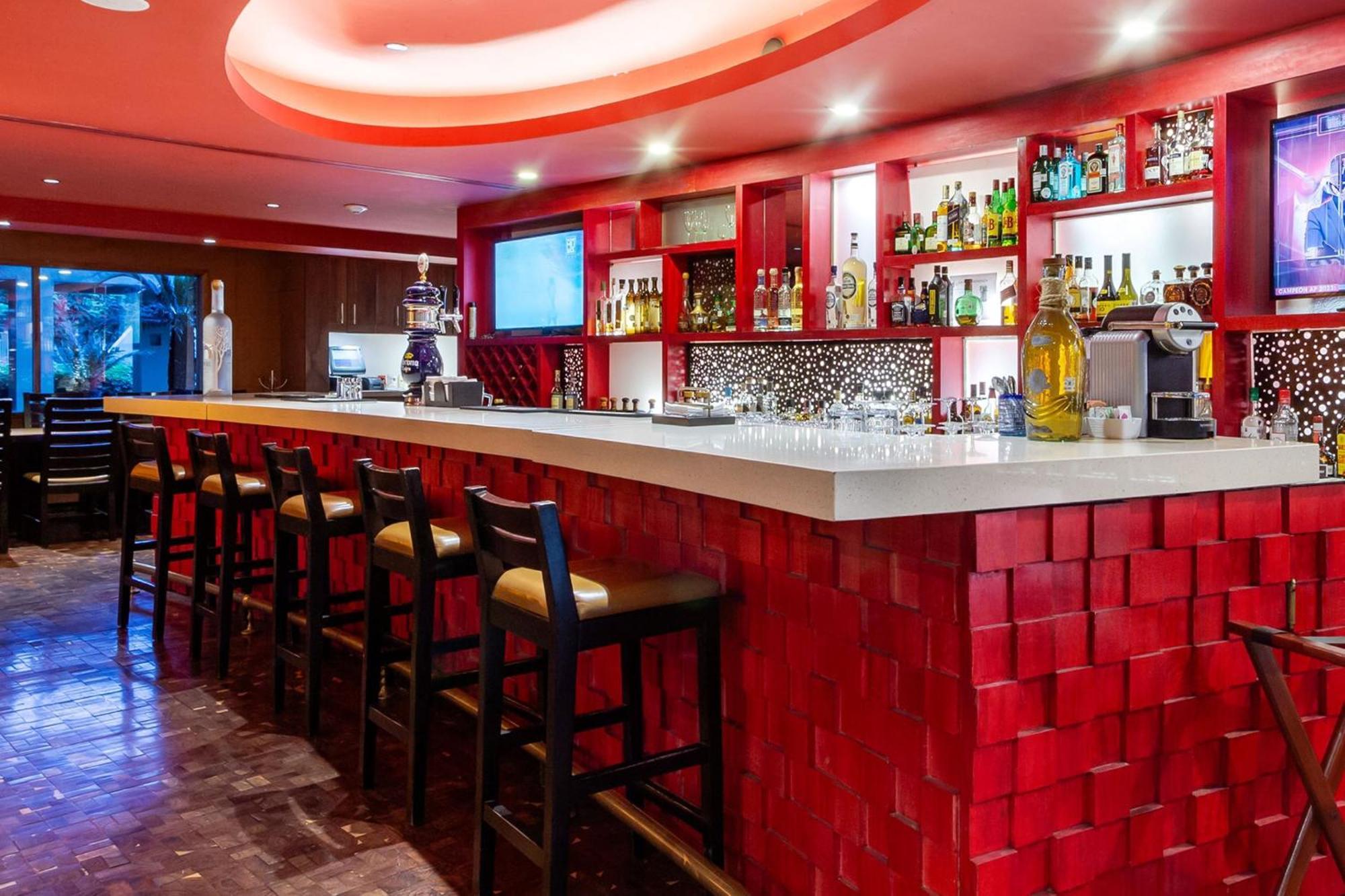卡米诺雷亚尔瓜达拉哈拉酒店 萨波潘 外观 照片 The bar at the hotel