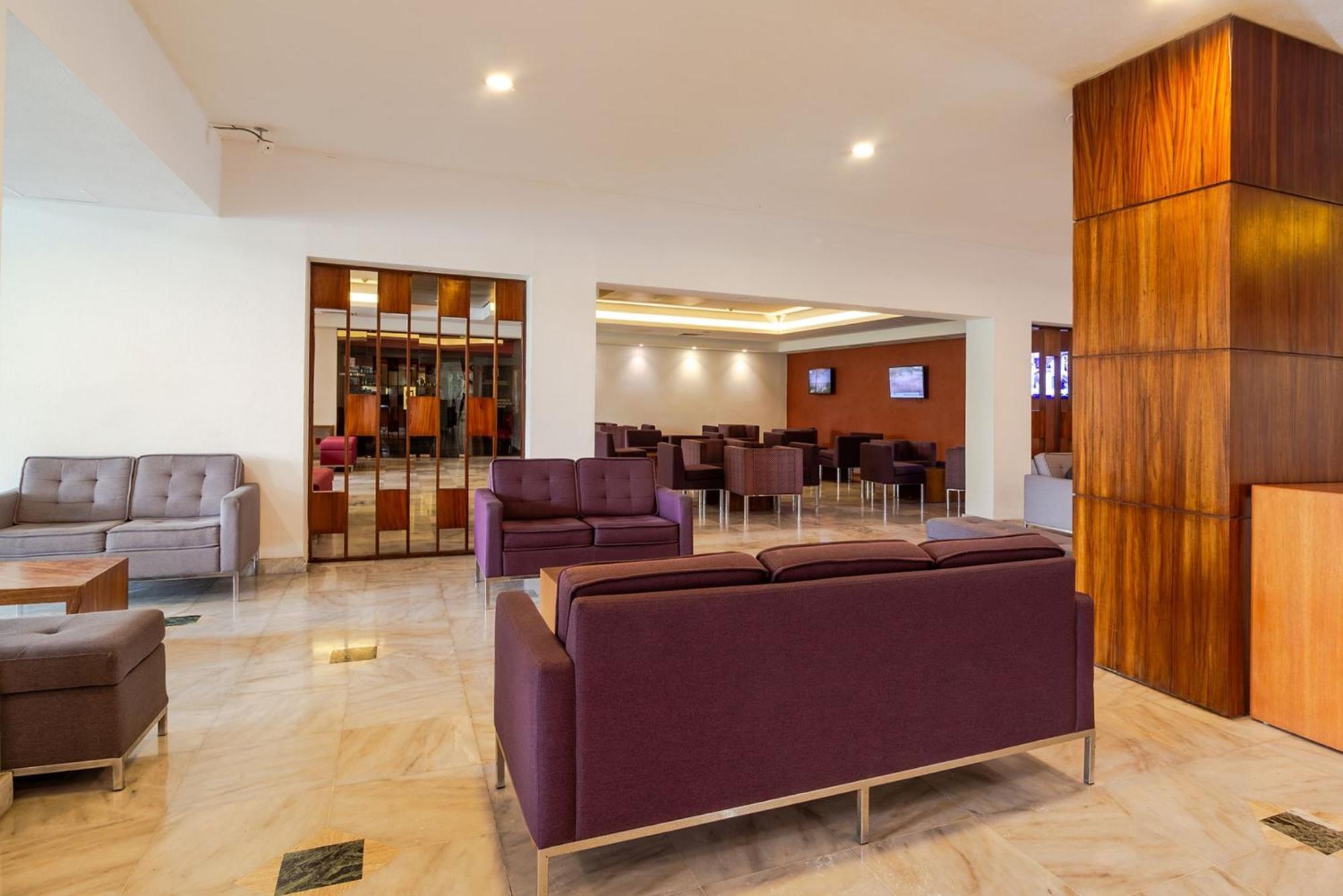 卡米诺雷亚尔瓜达拉哈拉酒店 萨波潘 外观 照片 The lounge at the airport