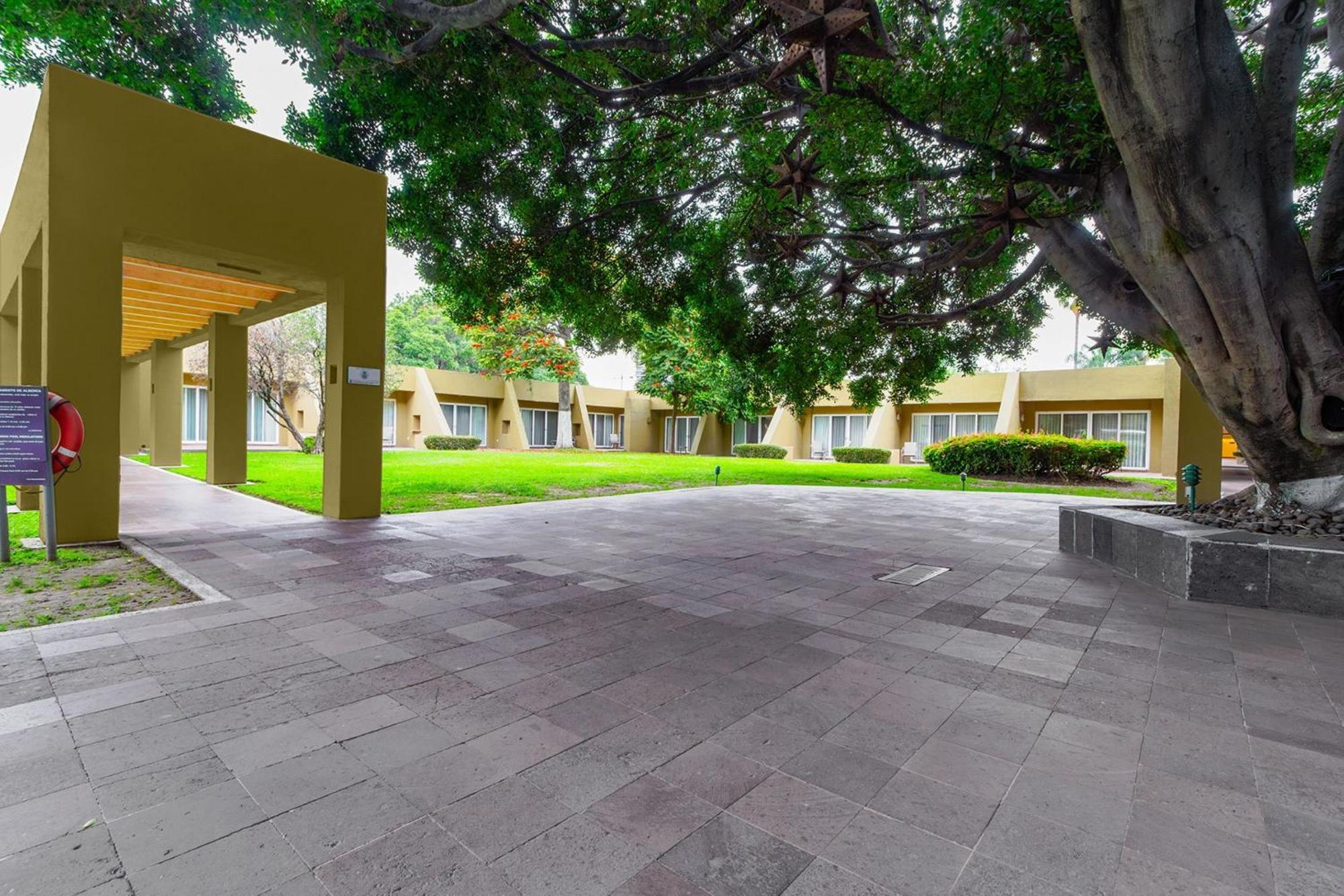 卡米诺雷亚尔瓜达拉哈拉酒店 萨波潘 外观 照片 The hotel's courtyard