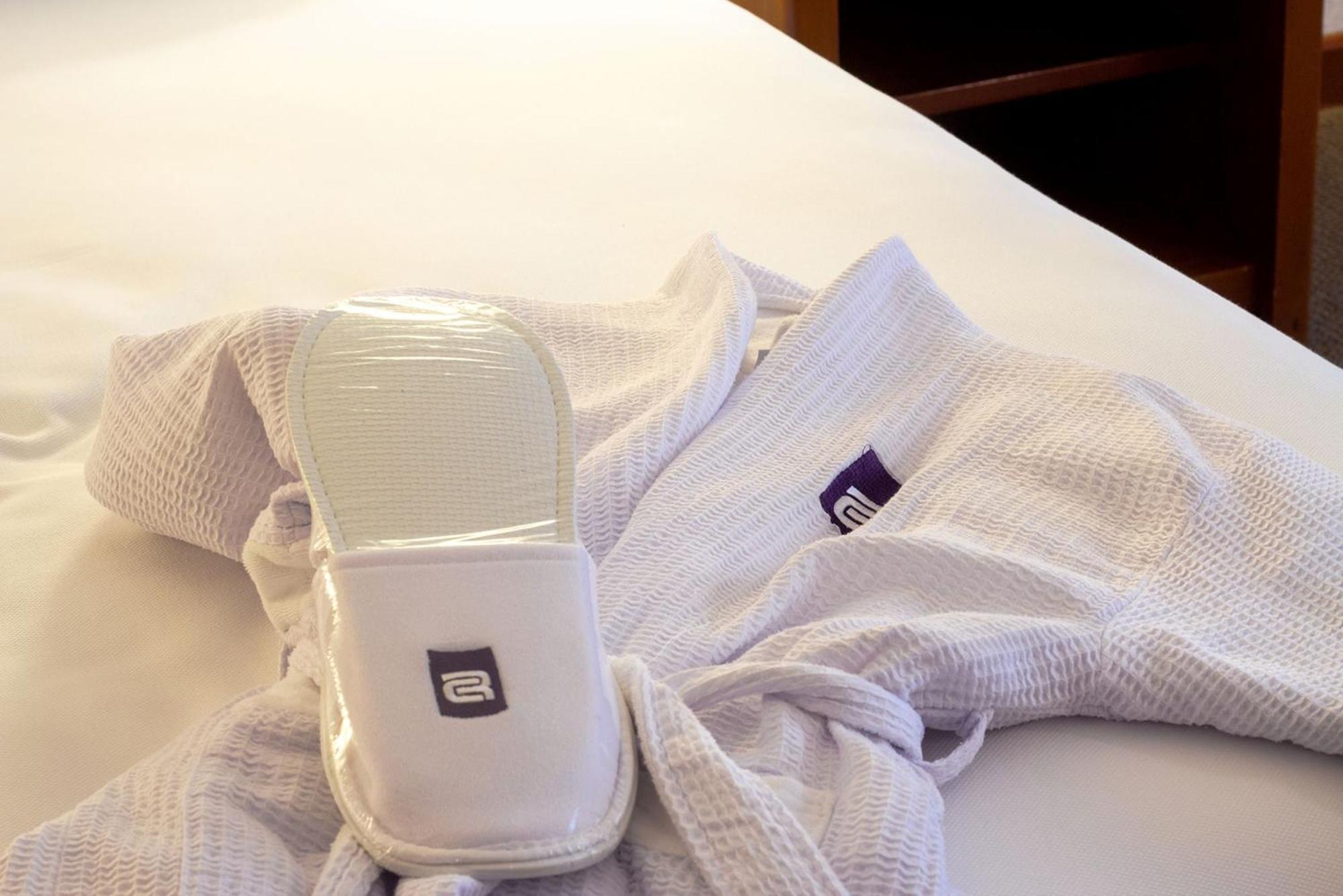 卡米诺雷亚尔瓜达拉哈拉酒店 萨波潘 外观 照片 A hotel guest room with a robe and slippers