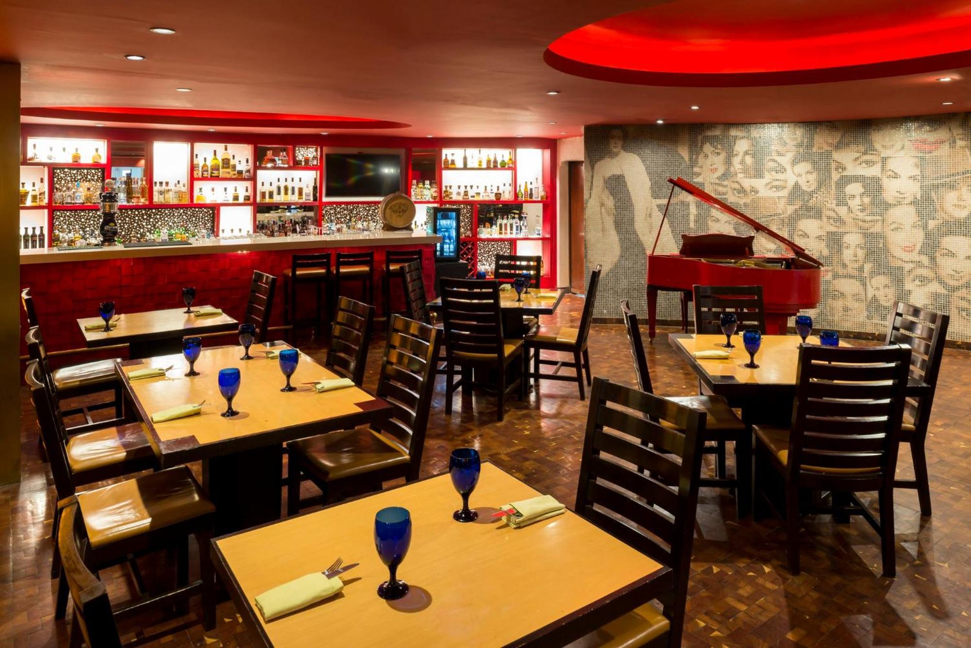 卡米诺雷亚尔瓜达拉哈拉酒店 萨波潘 外观 照片 The interior of the restaurant